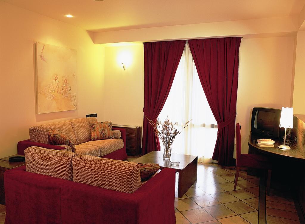 Avaris Hotel Karpenisi Bagian luar foto